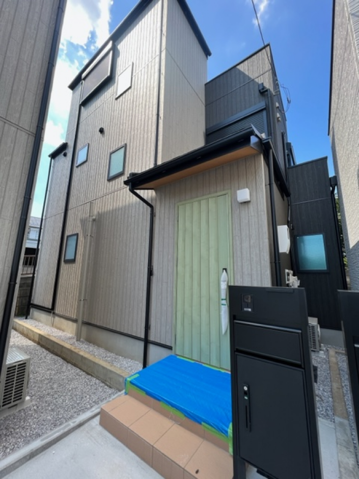 <tr><th>工事名</th><td>横浜市戸塚区上矢部町建築後未入居戸建 B棟 2LDK＋２サービスルーム+ルーフバルコニー3380万円</td></tr>